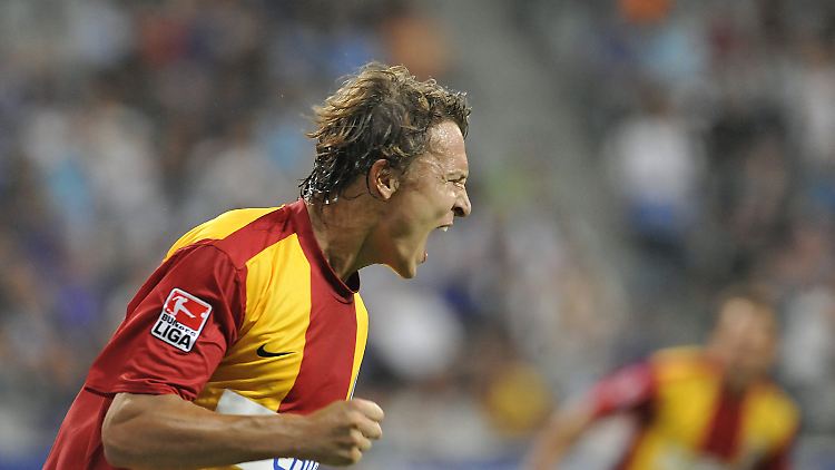 Der Karlsruher Christian Timm feiert sein Tor zum 1:1.