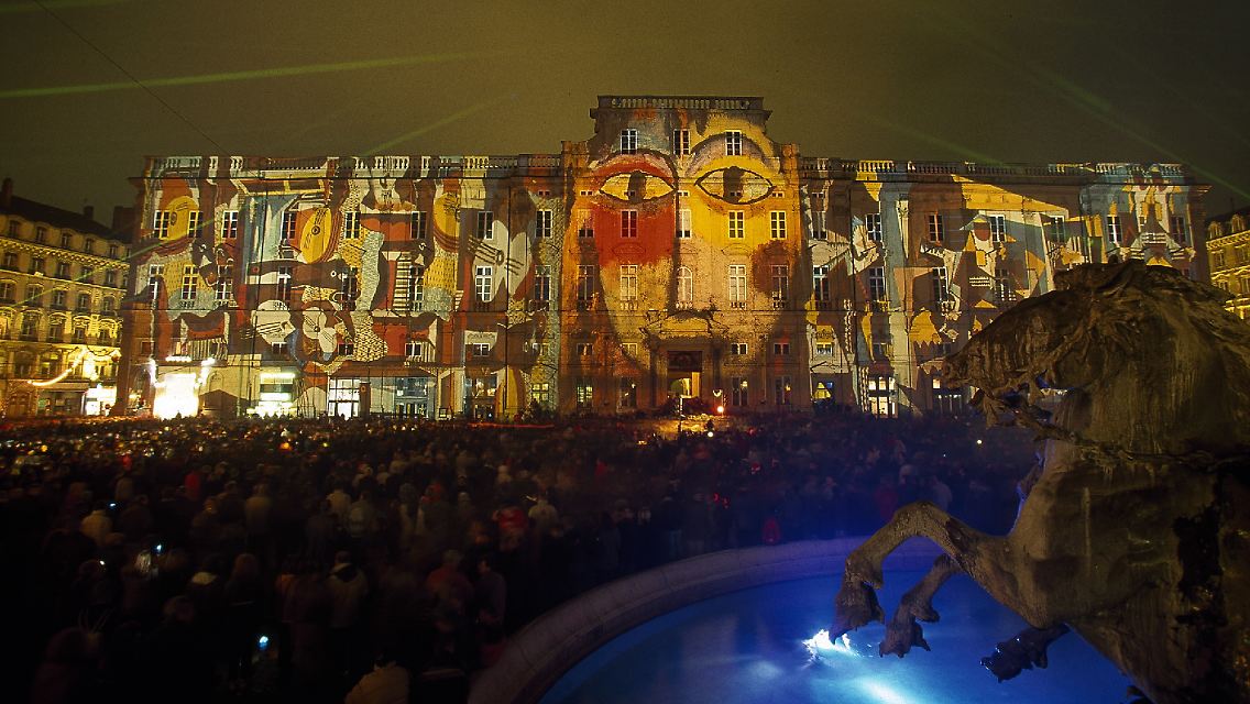 Das Lichterfest wird in Lyon seit mehr als 150 Jahren gefeiert - vier Tage lang verwandeln Illuminationskünstler dabei die Weltkulturerbe-Stadt in ein Gesamtkunstwerk.
