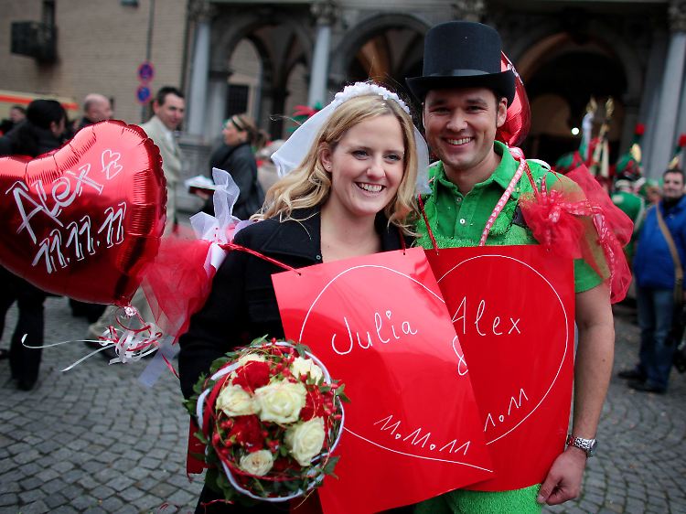Hoffentlich eine gute Entscheidung: Ein Brautpaar steht in Köln nach der Hochzeit vor dem Rathaus.