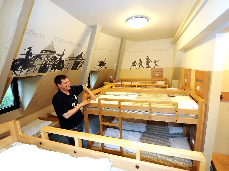 Hell und freundlich: Jugendherbergsmitarbeiter Markus Bräcker in einem Mehrbettzimmer der Jugendherberge auf Burg Altena in Altena.