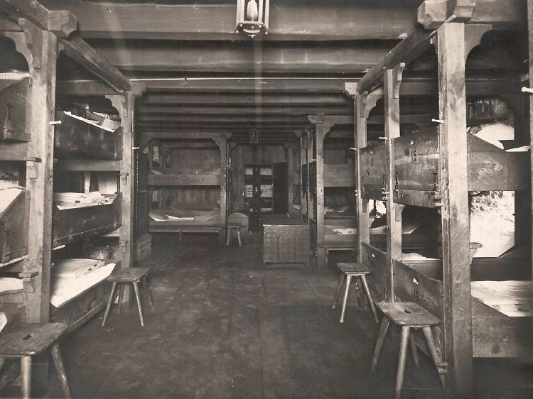 Blick in den Jungen-Schlafsaal der Jugendherberge Burg Altena, aufgenommen um 1915. Rustikal eingerichtet, hatten die Stockbetten damals sogar drei Etagen.