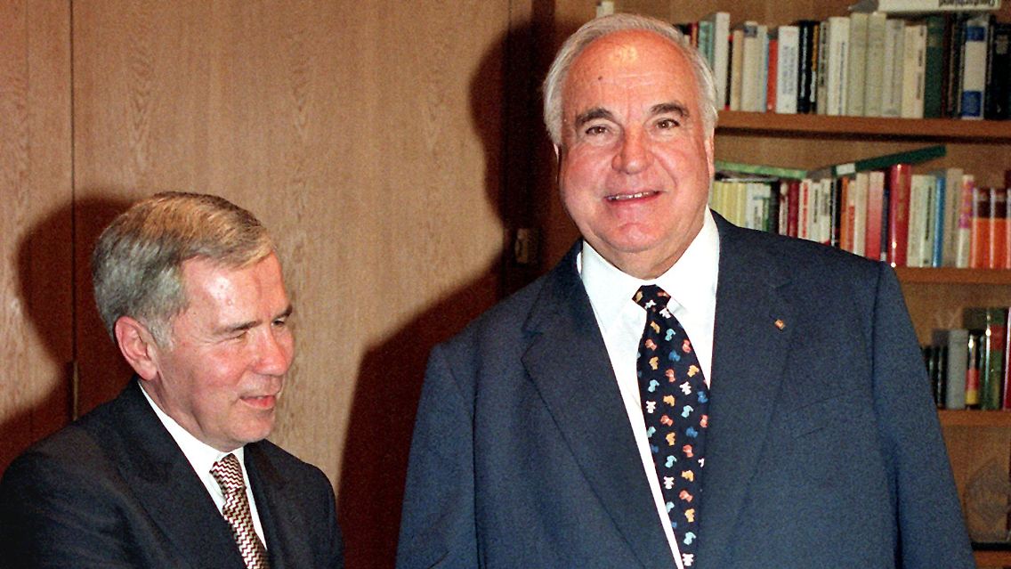 Bundeskanzler Helmut Kohl (r) begrüßt den ungarischen Ministerpräsidenten Gyula Horn (Archivbild vom 28. April 1998).