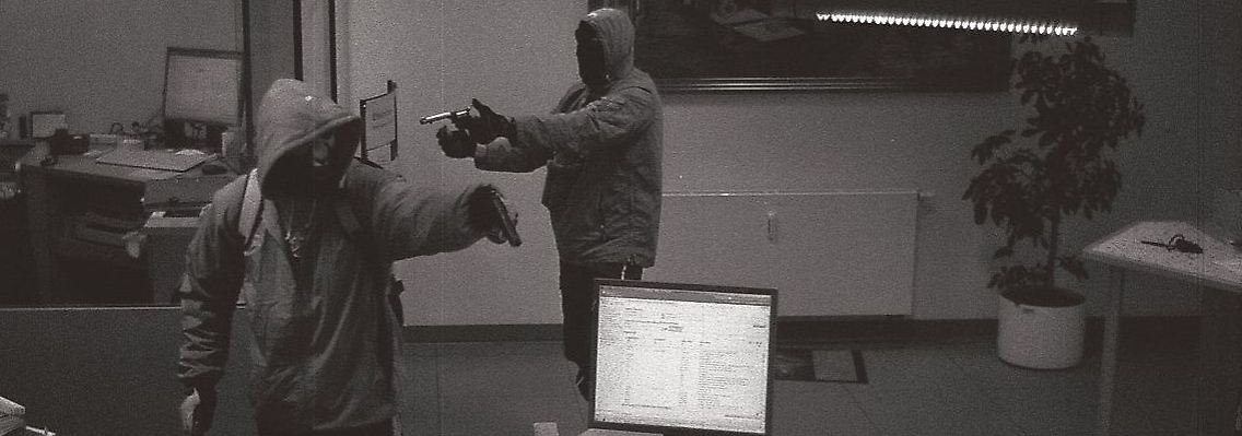 Das Bild einer Überwachungskamera zeigt die Täter bei einem Bankraub am 07.09.2011 in Arnstadt.