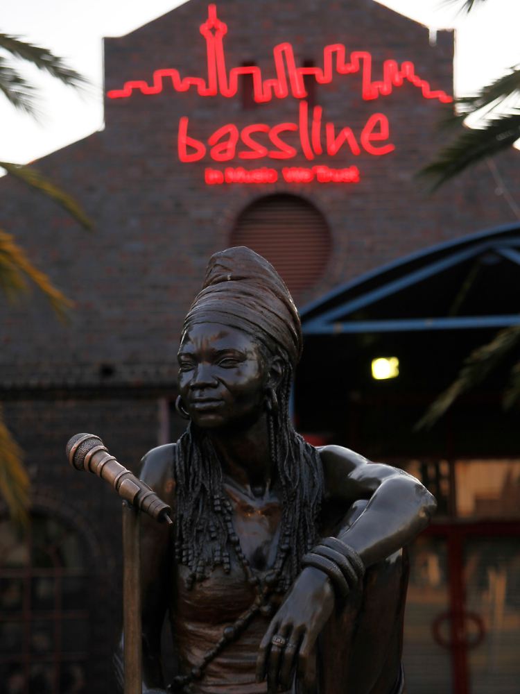Bronzestatue von Brenda Fassie, einer einheimischen Popsängerin, bekannt als die "Madonna of the Townships", vor dem "Bassline Jazz Club" in Johnnesburgs Viertel Newtown.