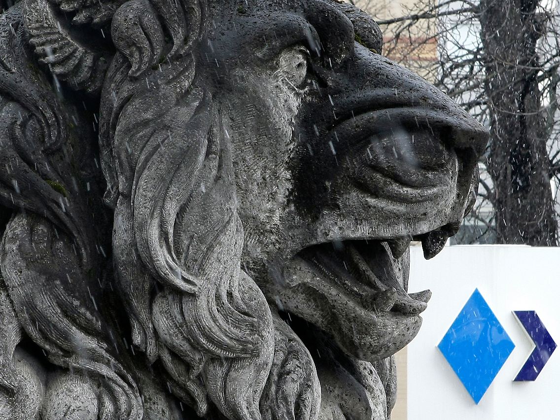 Sitzt vorm Eingang und kann nichts machen: Ein bayerischer Löwe vor der Münchener BayernLB-Zentrale.