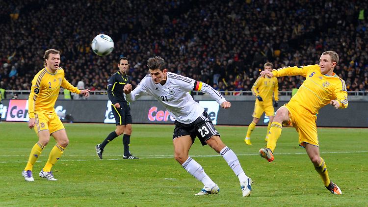 Mario Gomez zeigt in Kiew Einsatz.