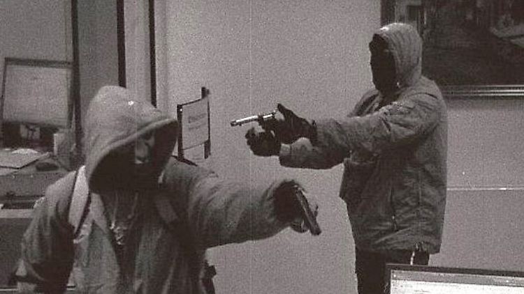 Die beiden rechtsextremen Männer bei einem Banküberfall.