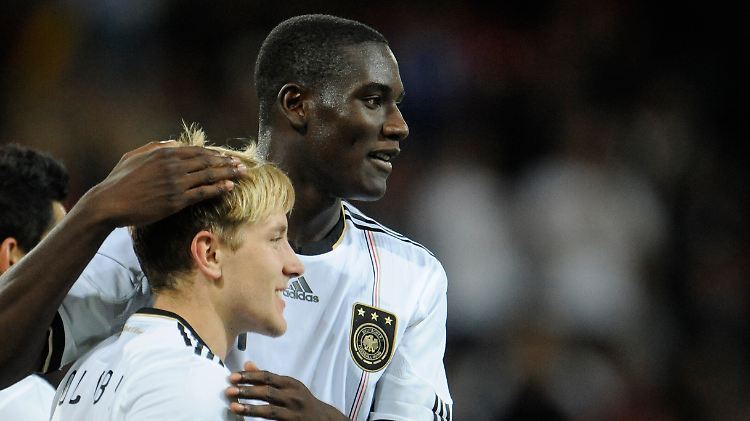 Der überragende Spieler der Partie, Peniel Mlapa, herzt Kapitän Lewis Holtby (Archivbild).