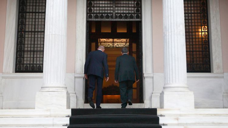 Papademos (rechts) betritt mit seinem Vorgänger den Sitz des Ministerpräsidenten.