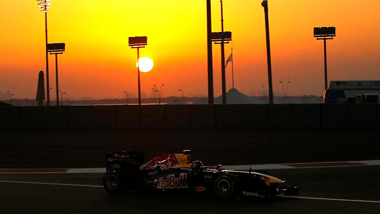 Einsame Spitze: Sebastian Vettel fährt dem Sonnenuntergang davon.