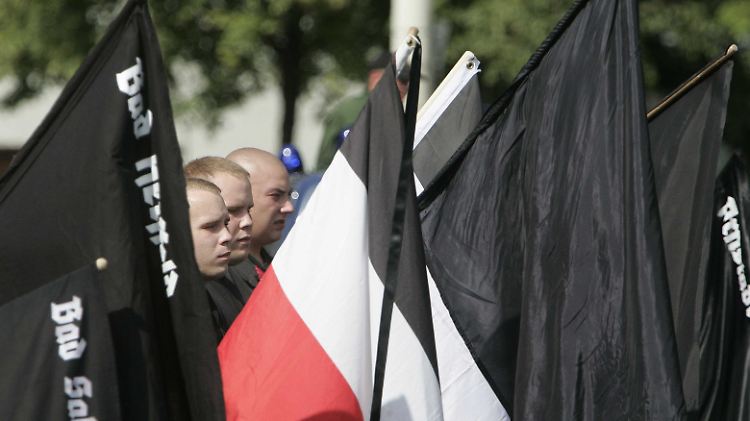 Eine genehmigte NPD-Demo 2006 in Thüringen.