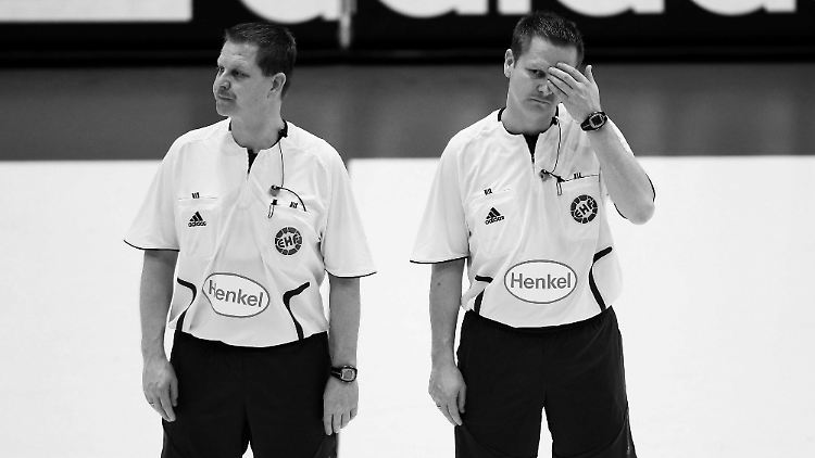Die Handball-Schiedsrichter Bernd (links) und Reiner Methe während des Europameisterschaftsendspiels zwischen Kroatien und Frankreich am 31.01.2010 in Wien.