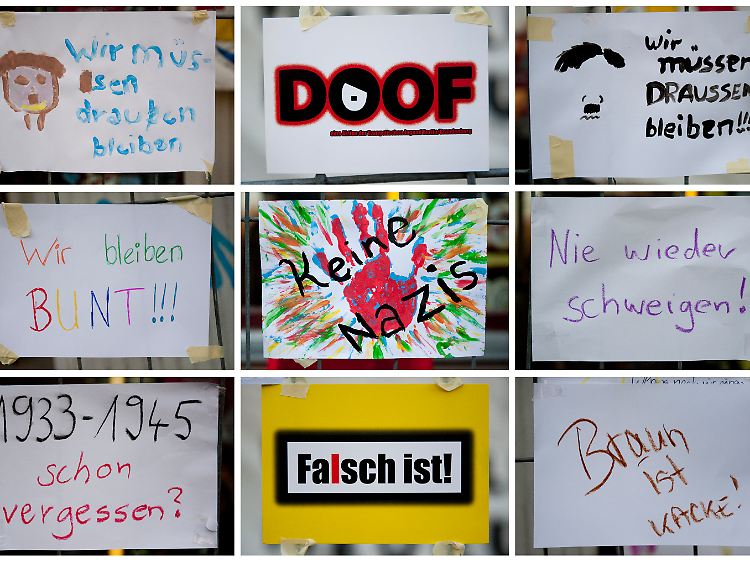 Plakate von NPD-Gegnern hängen während des NPD-Parteitags in Neuruppin vor dem Veranstaltungsort.