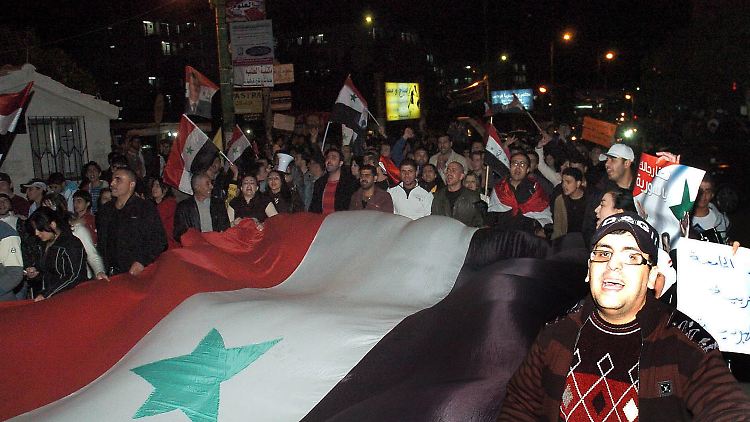Syrischer Protest in Damaskus vor der Botschaft in Katar.