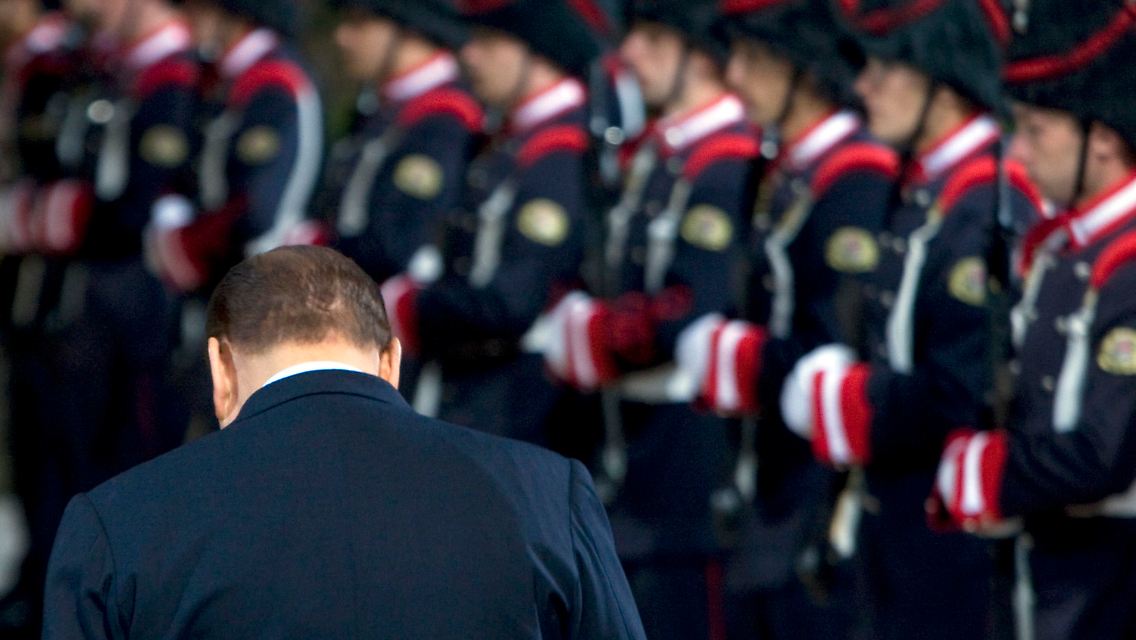 2011-11-12T223117Z_01_MXR32_RTRMDNP_3_ITALY-RESIGNATION.JPG8708185172403365455.jpg