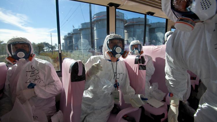 Tepco-Mitarbeiter und Reporter auf Besichtigungstour in Fukushima.