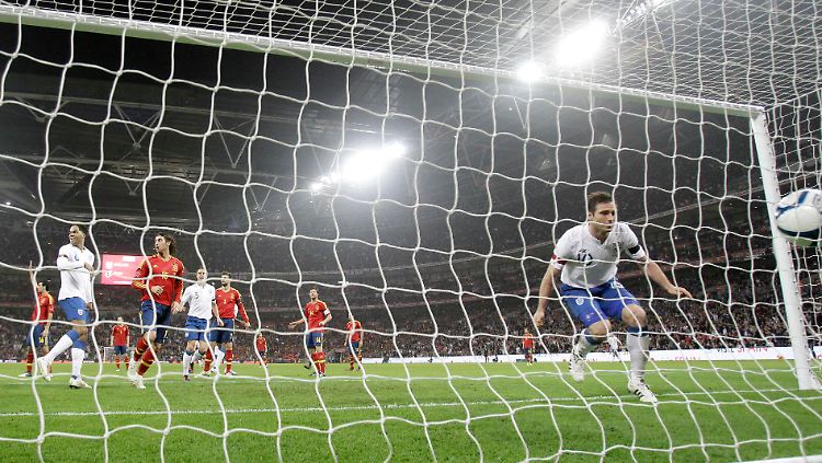 Lampard bejubelt sein Tor, die spanischen Spieler hoffen auf den Abseitspfiff.