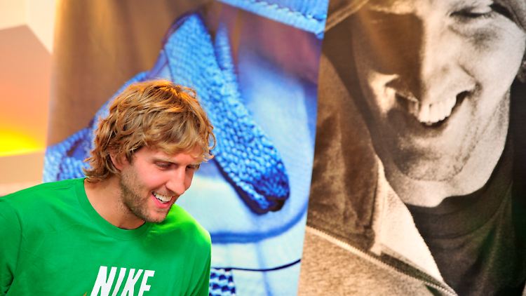 Dirk Nowitzki hat momentan viel Freizeit und kann sich auf dem heimischen Sofa die Spiele der Bundesliga anschauen.