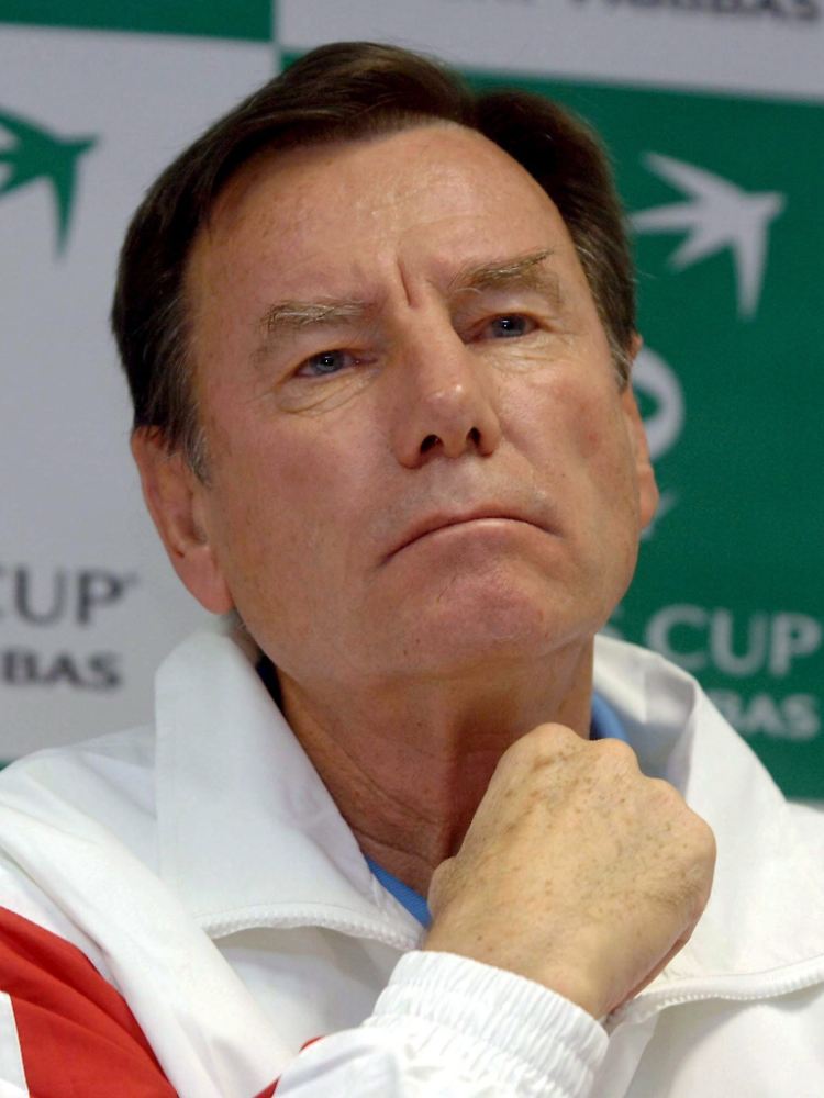 Pilic betreibt in München eine Tennis-Akademie. Mit seinen damaligen Weggefährten feiert er bei einem Abendessen. Ob Frauenschwarm Michael Stich auch dabei sein wird, ist unklar.