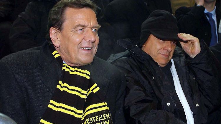 Berlusconi mit seinem Fußballfreund Gerhard "Acker" Schröder beim Spiel Dortmund gegen Milan im Dezember 2002.