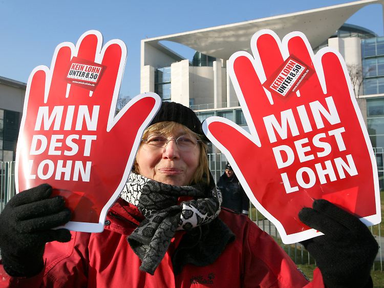 Vor dem Bundeskanzleramt in Berlin demonstriert derweil der Deutsche Gewerkschaftsbund DGB für Mindestlöhne und gegen den Missbrauch von Leiharbeit.