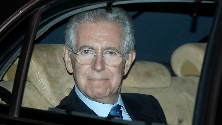 Monti auf dem Weg zum Staatspräsidenten, wo er mit der Regierungsbildung beauftragt wird.