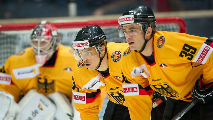 Den Sieg vor Augen:  Danny aus den Birken, Benedikt Kohl und Thomas Greilinger (l-r) im Spiel gegen die USA.