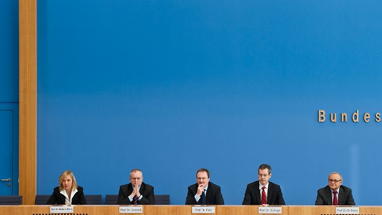 Sitzt für die Bundesregierung im Sachverständigenrat zur Begutachtung der gesamtwirtschaftlichen Entwicklung: Beatrice Weder die Mauro (l).