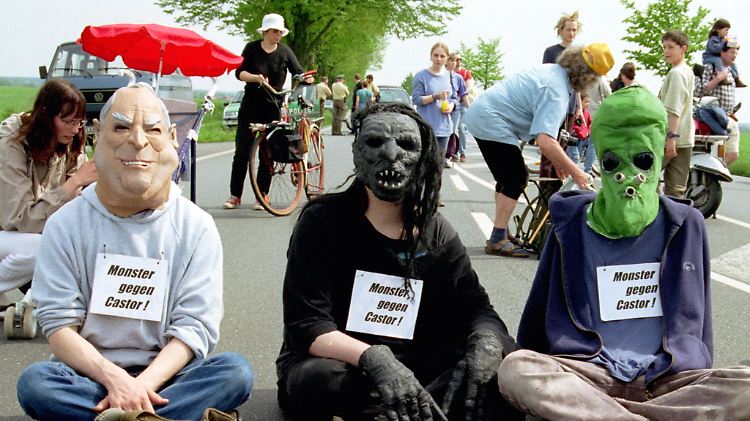 Demonstranten mit Kohl-Maske und Monster-Verkleidungen protestieren am 09. Mai 1998 im Landkreis Lüneburg gegen die Castor-Transporte und das Endlager in Gorleben.