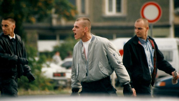 Neonazis um Uwe B. (Mitte) im Herbst 1996 in Erfurt im Umfeld eines Prozesses gegen den Holocaust-Leugner Manfred Roeder.