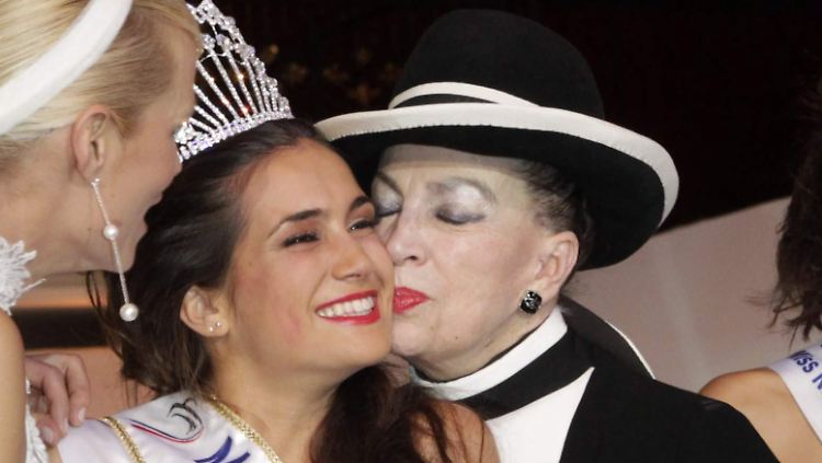 Im vergangenen Jahr siegte Barbara Morel bei der "Miss Nationale". Küsschen gibt es dafür von Geneviève de Fontenay.