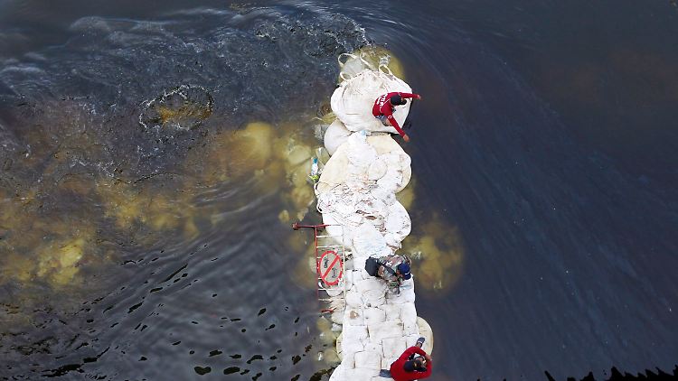 Anwohner hatten den Damm eingerissen, damit das Wasser aus dem Vorort abfließen kann.