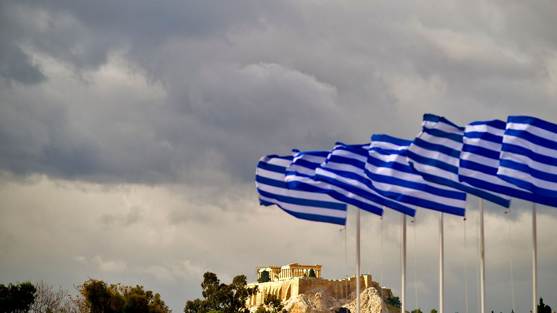 Frische Fahnen wehen in Athen am Panathinaikos- Stadion vor der Akropolis.