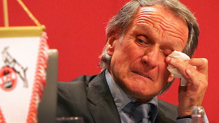 Unter Tränen verkündete Kölns Präsident Wolfgang Overath nach sieben Jahren seinen Rücktritt.
