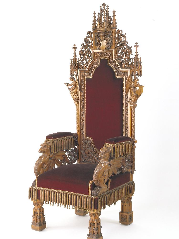 Mit Plüsch gepolsterter Lehnstuhl aus Eiche aus dem Victoria and Albert Museum. Er wurde in Coburg um 1851 von Thomas Hoffmeister und Theodor Behrens nach einem Entwurf von Ferdinand Rothbart und Th. Kolb angefertigt.