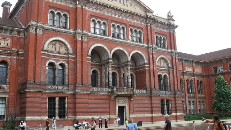 Mit Wasserspielen und Cafe: Innenhof des Victoria and Albert Museums in London.