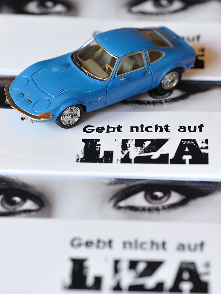 Ein Opel-Modellauto in Rüsselsheim während einer Pressekonferenz auf einer CD-Hülle.