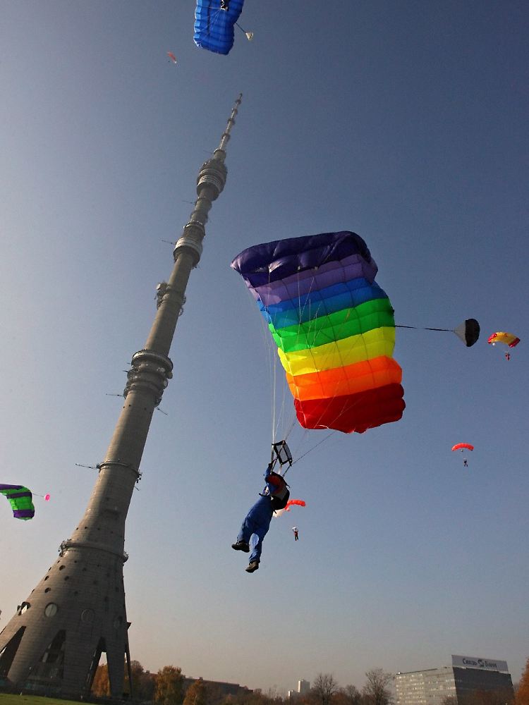 Ein Basejumper fliegt mit seinem Fallschirm am Ostankino-Turm in Moskau hinunter (Archivfoto vom 27. Oktober 2007).