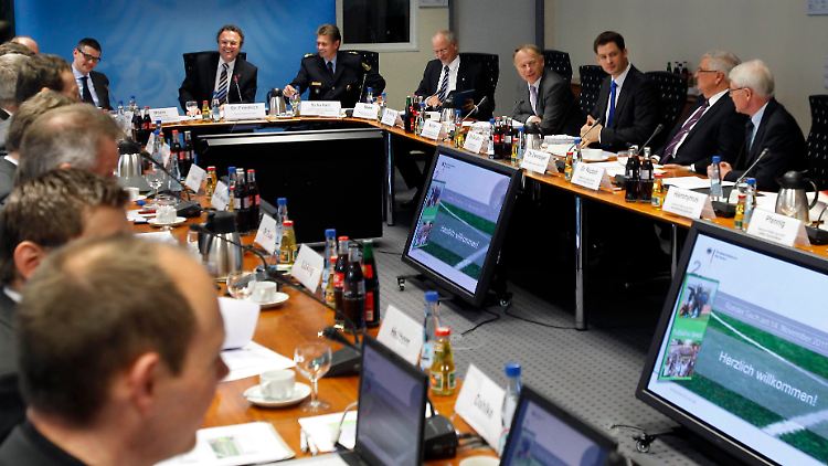 Bundesinnenminister Hans-Peter Friedrich hatte zum Runden Tisch nach Berlin geladen.