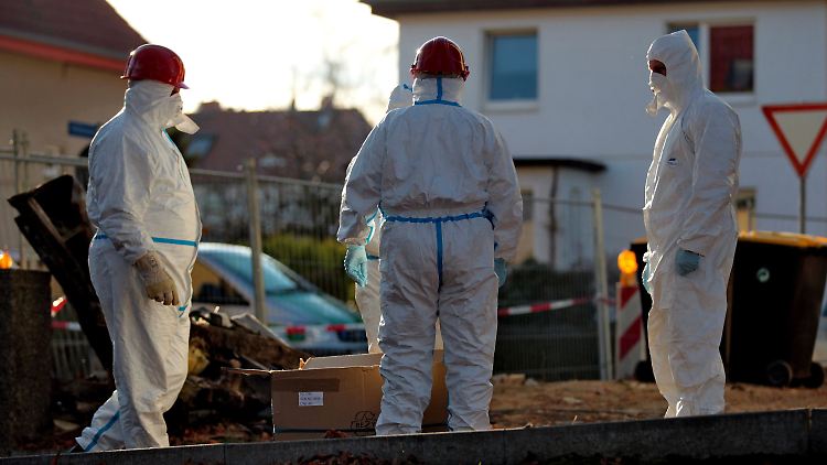 Beamte bei der Spurensicherung in Zwickau, wo die rechtsextreme Beate Z. ihre Wohnung in die Luft sprengte. 