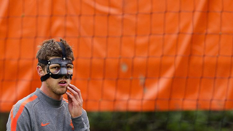Klaas-Jan Huntelaar war in dieser Saison in Topform. Gegen Deutschland ist er die einzige niederländische Spitze - mit adretter Maske.