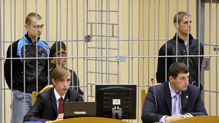 Die Angeklagten standen zum Prozessauftakt im Käfig vor Gericht.