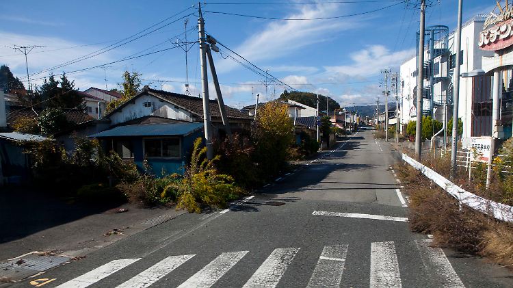Eine verlassene Siedlung im Sperrgebiet um Fukushima, nahe Okuma.