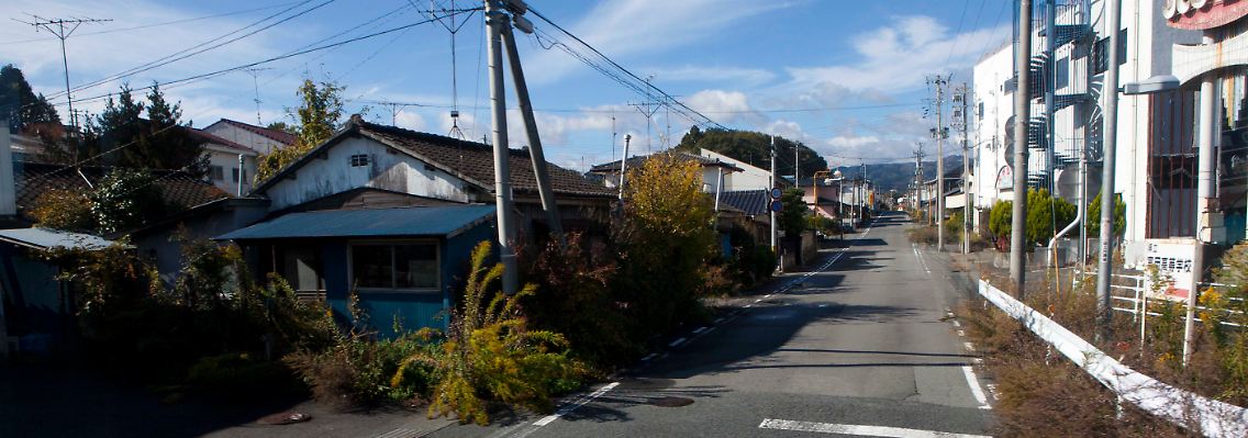 Eine verlassene Siedlung im Sperrgebiet um Fukushima, nahe Okuma.