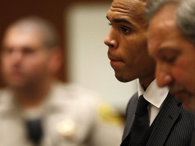 Chris Brown mit seinem Anwalt vor Gericht.