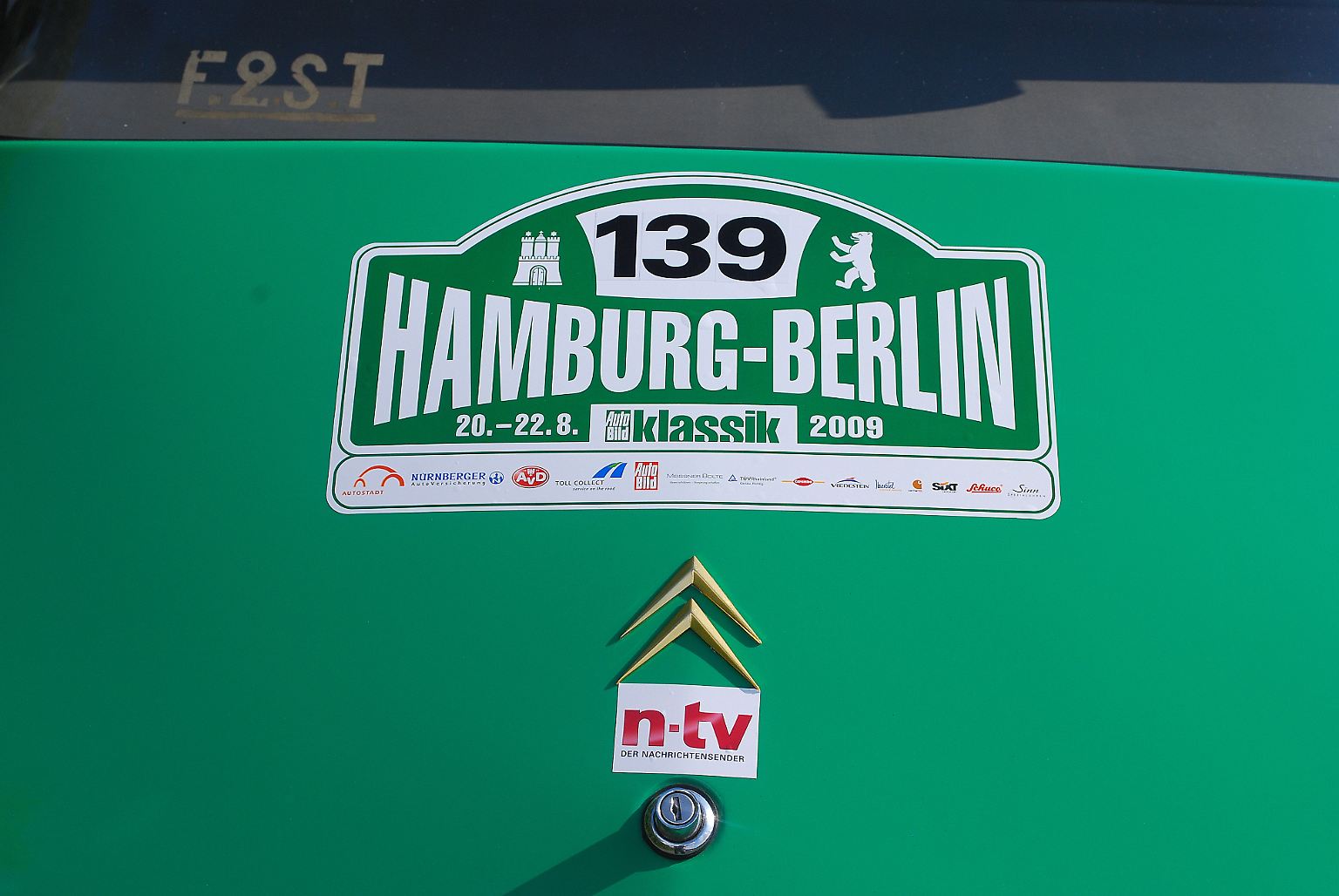 Zum zweiten Mal startet die Oldtimer-Rallye Hamburg-Berlin-Klassik. Und n-tv Klassik Mobil ist mit am Start.
