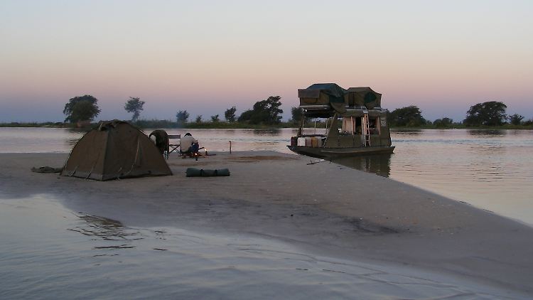 Nachtlager auf dem Sambesi, der die Kavango-Zambezi-Transfrontier Conservation Area ziemlich genau in der Mitte durchfließt.