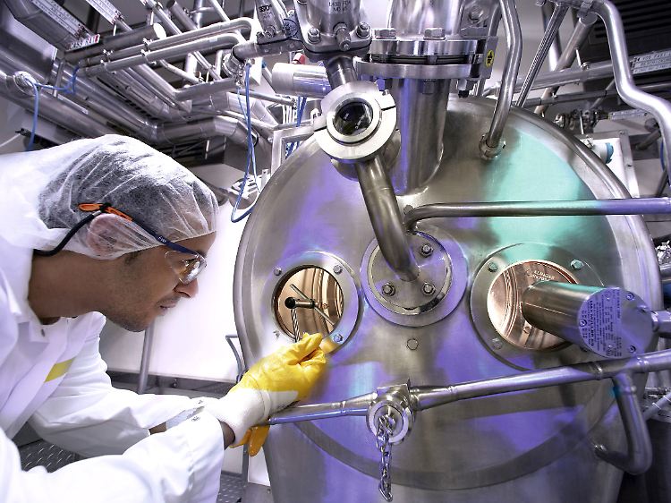 Ein Bayer-HealthCare-Mitarbeiter bei der Isolierung des Nexavar-Wirkstoffs Sorafenib.