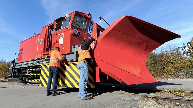 Nagelneues Räumschild: Bahn-Mitarbeiter legen letzte Hand an einen Schienenschneepflug der Baureihe 851.