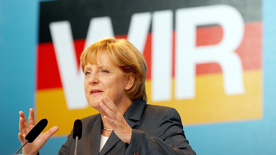Bundeskanzlerin Angela Merkel spricht am 25. August 2009 in Bonn bei einem Wahlkampfauftritt.